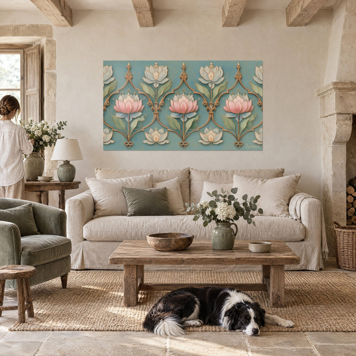 Gemälde mit puderrosa Lotusblüte zwischen kupferfarbenen Arabesken auf blaugrünem Grund, Frau und Collie betrachten es über einem Sofa in einem hellen Wohnzimmer