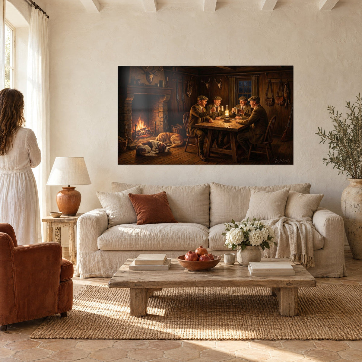 Gemälde Jäger, die an einem Holztisch anstoßen, orangefarbenes Feuer und braune Holzvertäfelung, über einem Sofa in einem hellen Wohnzimmer