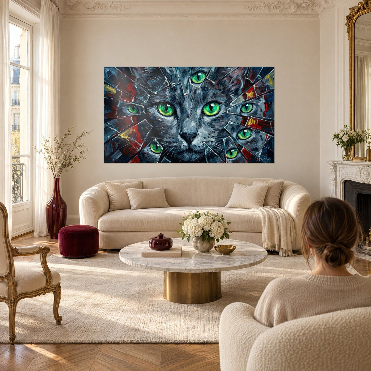 Schilderij Russian Blue kat met groene ogen versplinterd in spiegelscherven, rood en nachtblauw, boven een bank in een lichte woonkamer