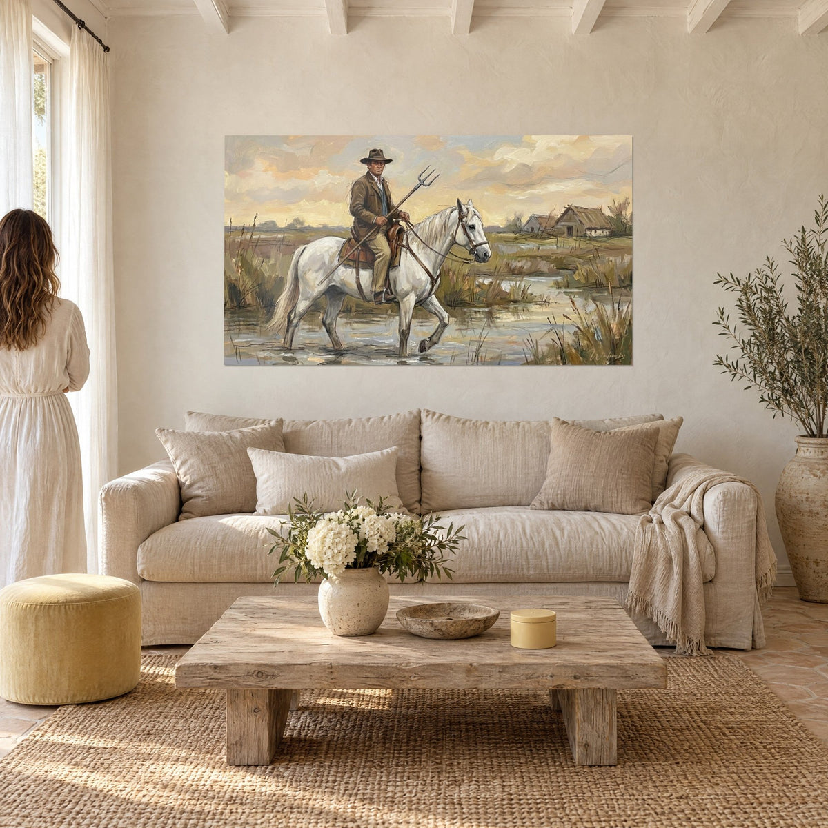 Gemälde Gardian in brauner Jacke, der seinen Dreizack über einem weißen Pferd schwingt, goldener Himmel, über einem Sofa in einem hellen Wohnzimmer