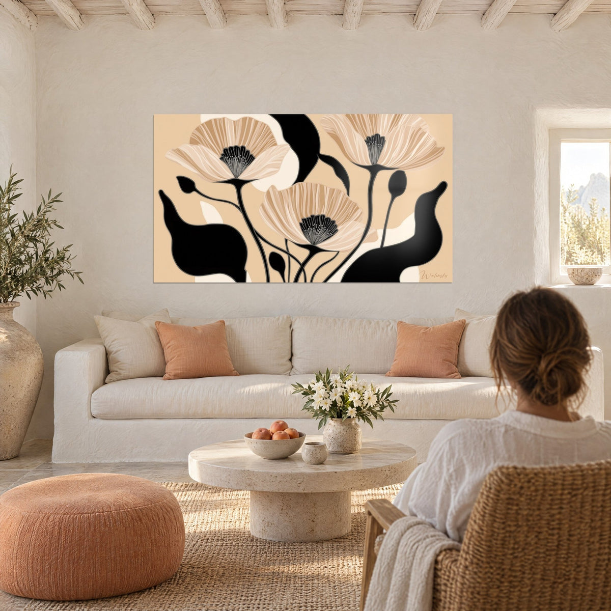 Gemälde drei Mohnblumen mit gestreiften sandfarbenen Blütenblättern und schwarzem lackiertem Laub, über einem Sofa in einem hellen Wohnzimmer