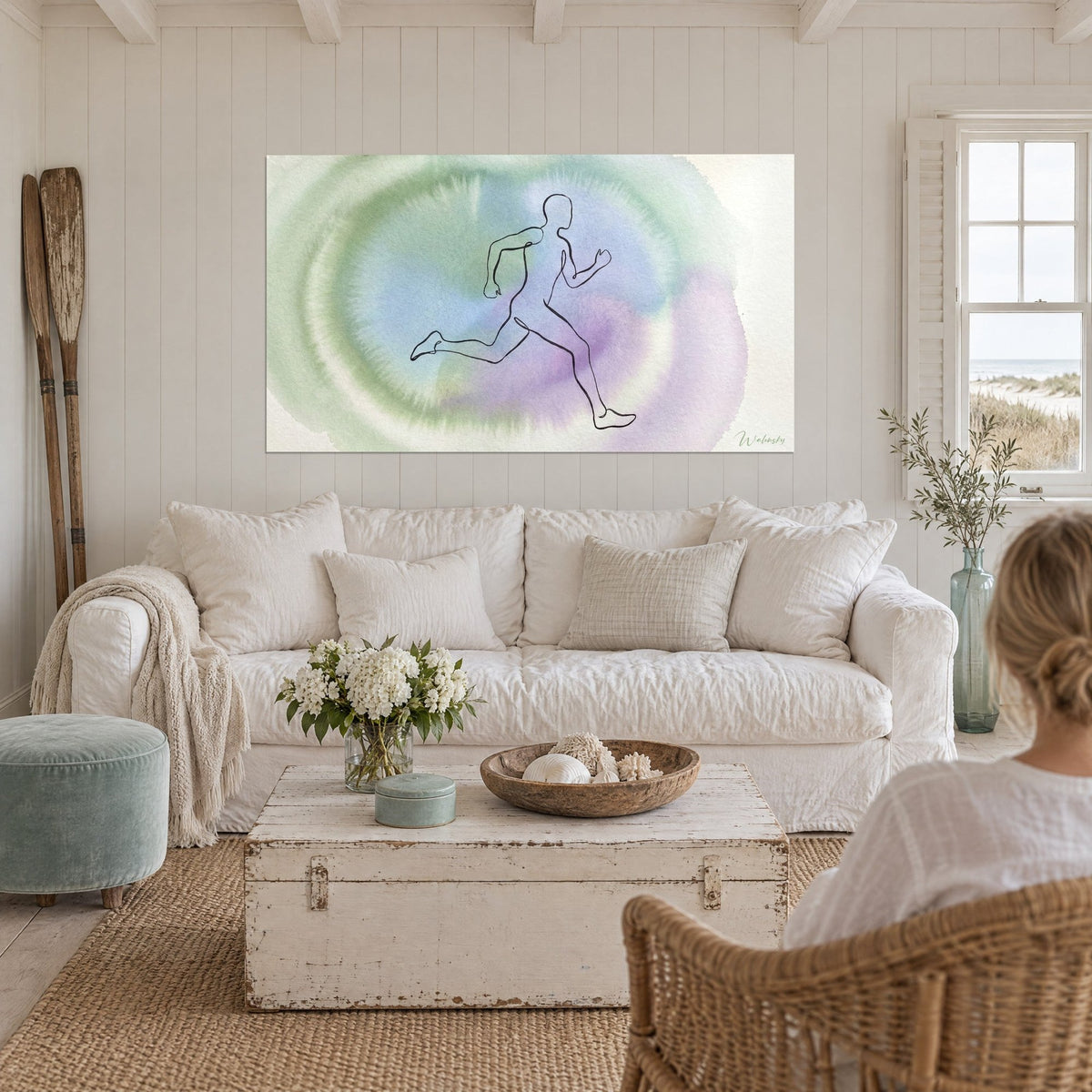 Gemälde eines Läufers mit Drahtlinie in vollem Lauf, Hintergrund in Aquarell Salbeigrün und Himmelblau, über einem Sofa in einem hellen Wohnzimmer