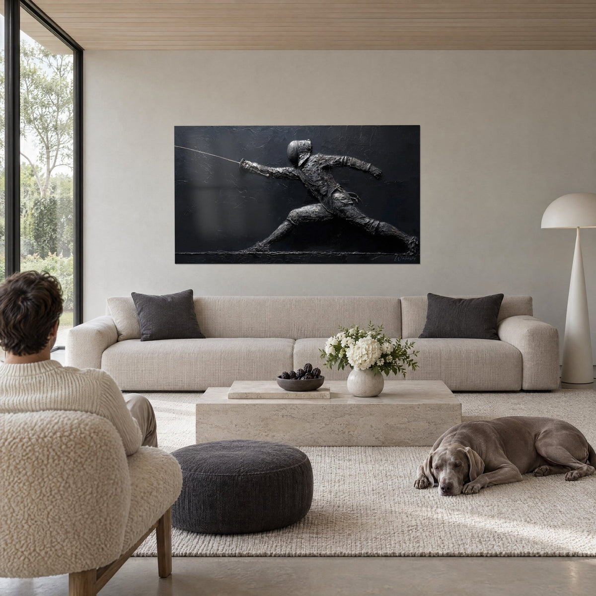 Gemälde Fechter im Ausfall, silbrig erhabenes Relief auf mattschwarzem Grund, gestreckter Degen, über einem Sofa in einem hellen Wohnzimmer