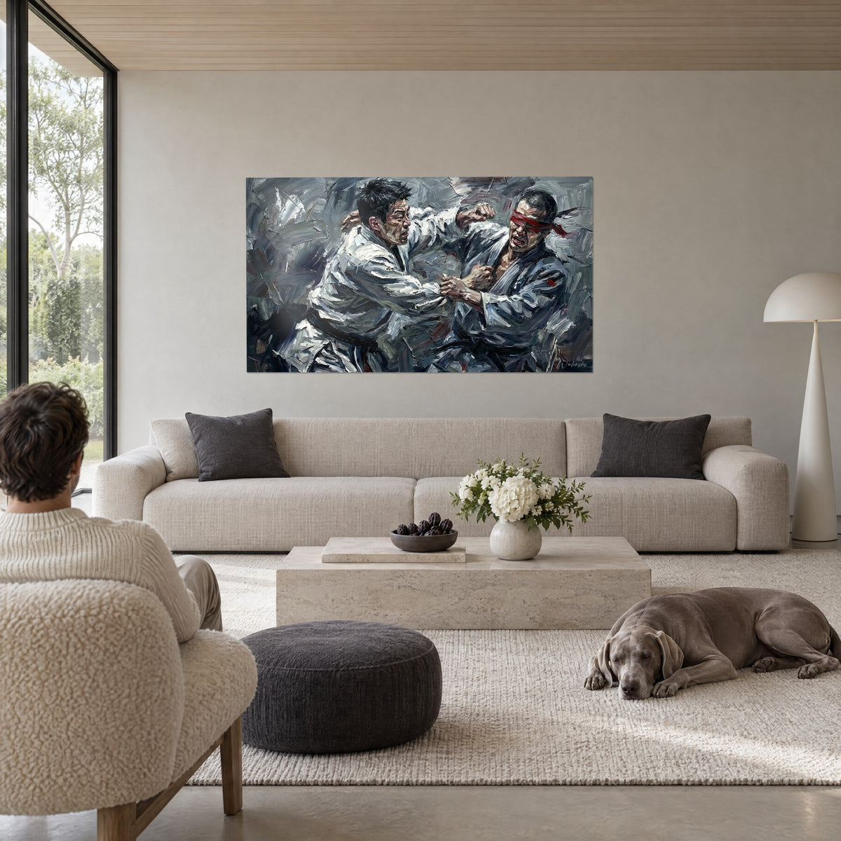 Gemälde Judokämpfer in weißen Kimonos im Griff, graue und schwarze Pinselstriche, roter Stirnband, über einem Sofa in einem hellen Wohnzimmer