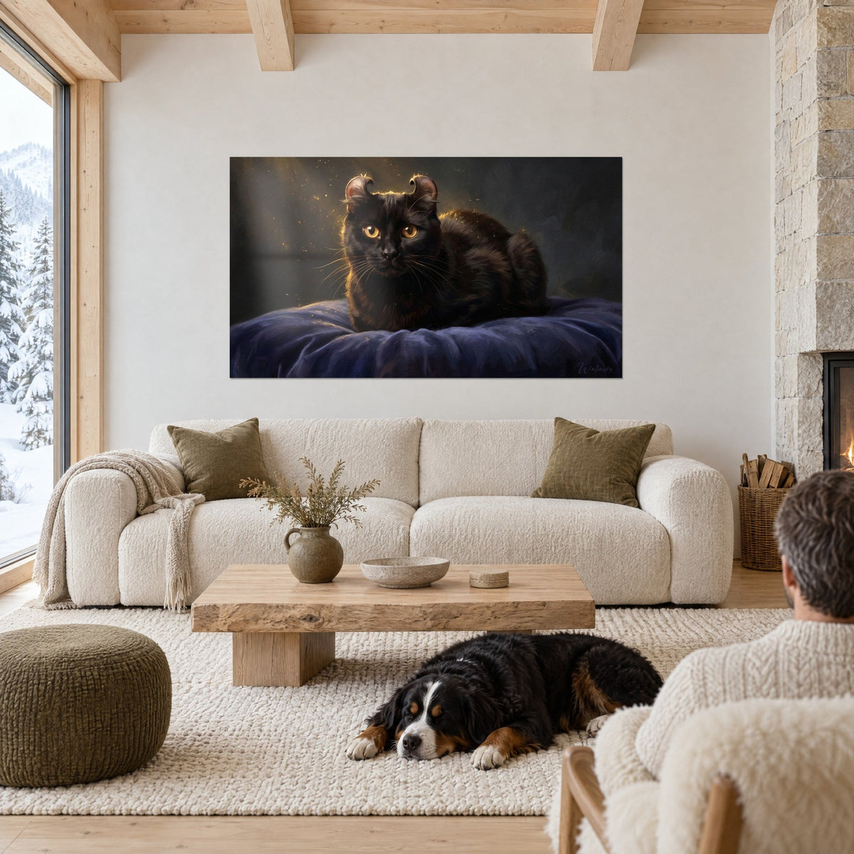Gemälde schwarze Katze mit gebogenen Ohren, bernsteinfarbene Augen auf nachtblauem Kissen, über einem Sofa in einem hellen Wohnzimmer