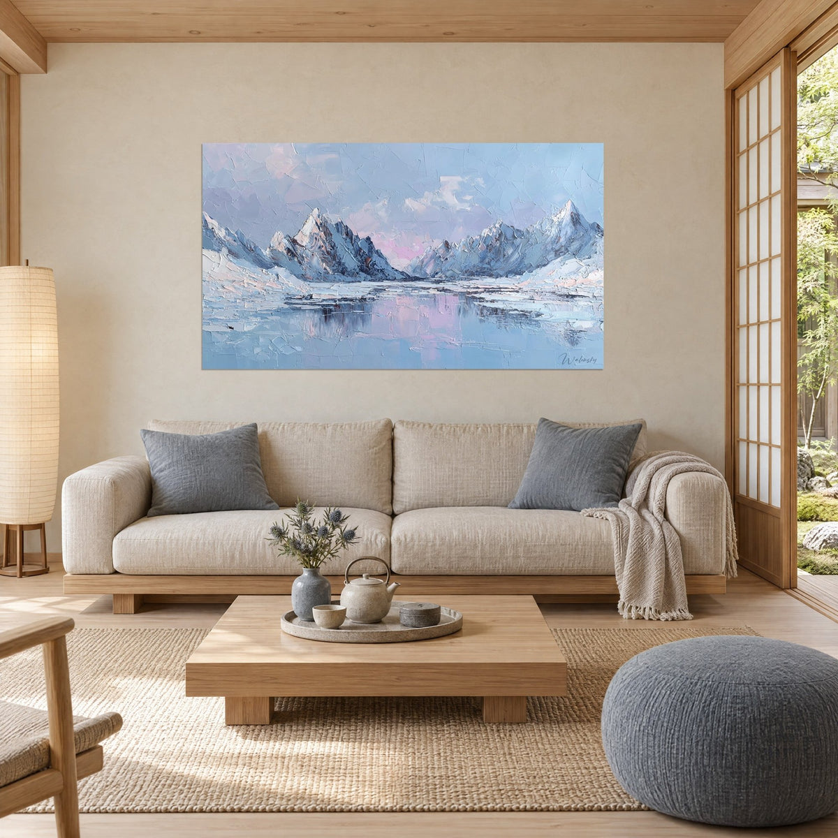 Gemälde verschneite Gipfel mit gletscherblauen und blassrosa Spitzen, spiegelglatter Bergsee mit Spachtelauftrag, über einem Sofa in einem hellen Wohnzimmer
