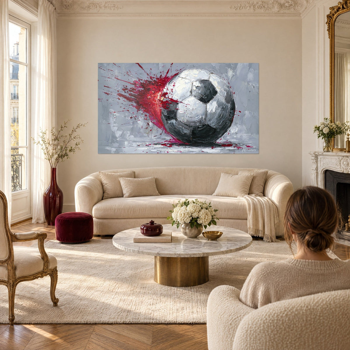 Gemälde eines grau-weißen Fußballs, der eine karminrote Blumenexplosion durchschneidet, Spachteltechnik, über einem Sofa in einem hellen Wohnzimmer