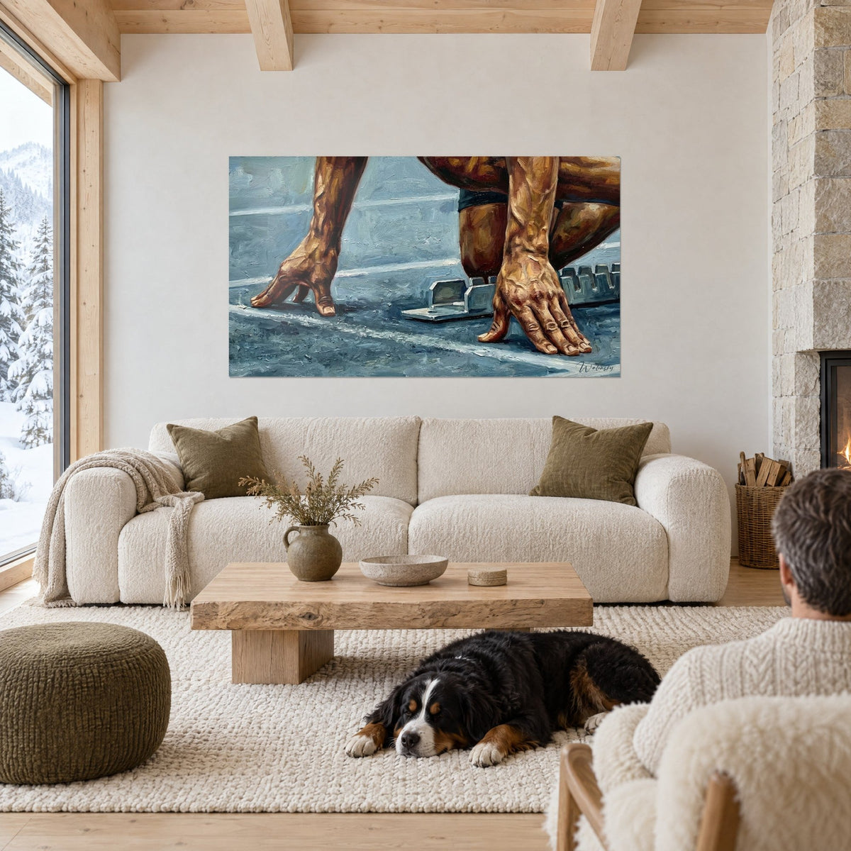 Tableau sprinter accroupi, mains veinées bronze sur piste bleu acier, deux personnes de dos et un chien au-dessus d'un canapé dans un salon lumineux