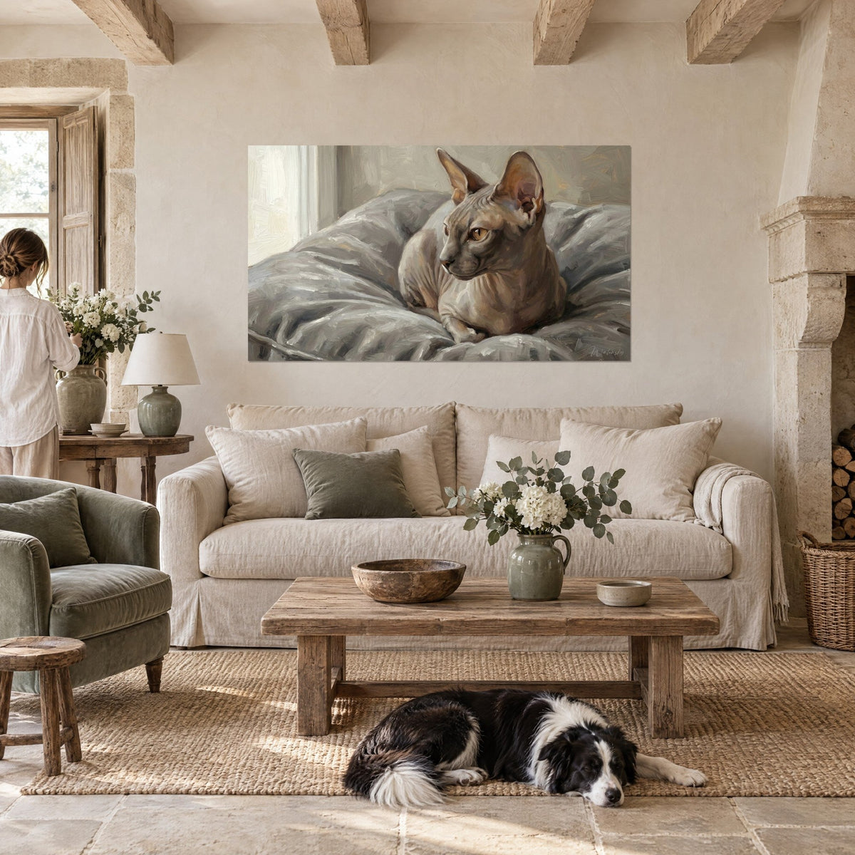 Tableau chat sphynx gris aux grandes oreilles, perché sur des coussins argentés, au-dessus d'un canapé dans un salon lumineux