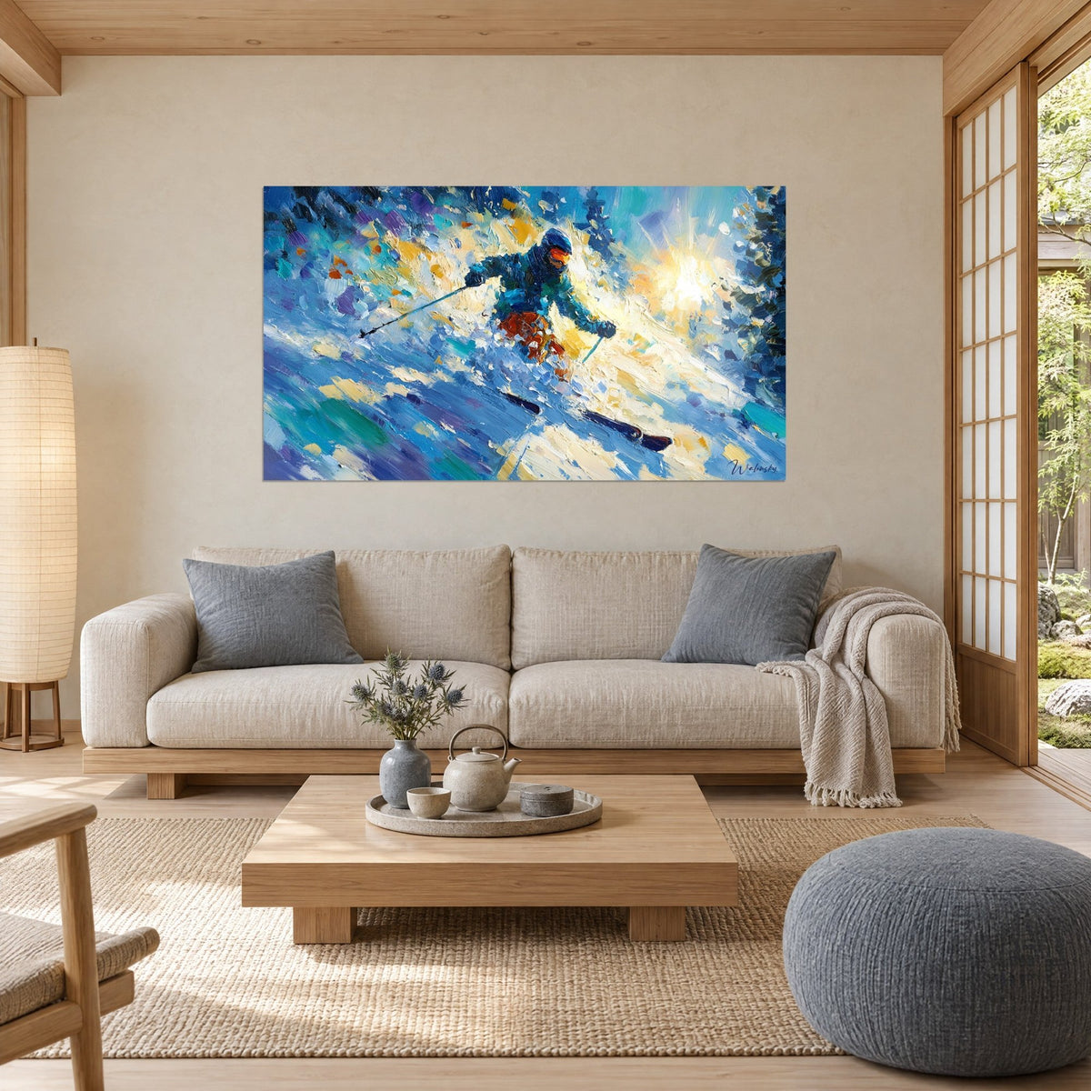 Gemälde eines Skifahrers in tiefem Pulverschnee, dunkelblaue Jacke und orangefarbene Hose, strahlend gelbe Sonne, über einem Sofa in einem hellen Wohnzimmer