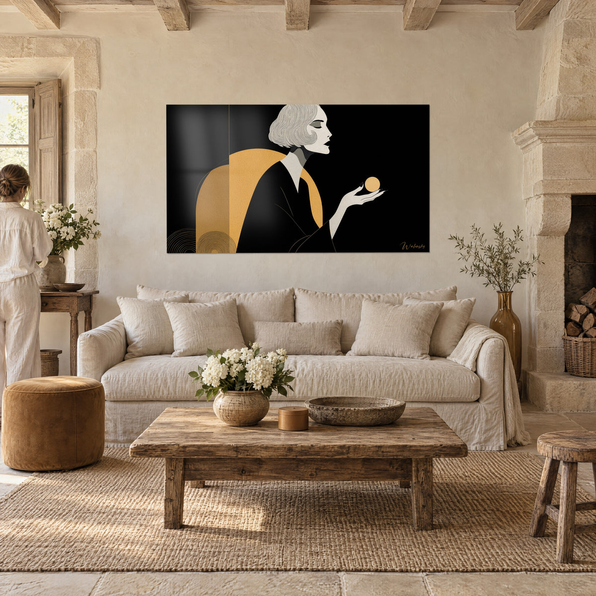 Cuadro dama de perfil en gris perla sosteniendo un globo dorado, sillón ocre sobre fondo negro, encima de un sofá en un salón luminoso