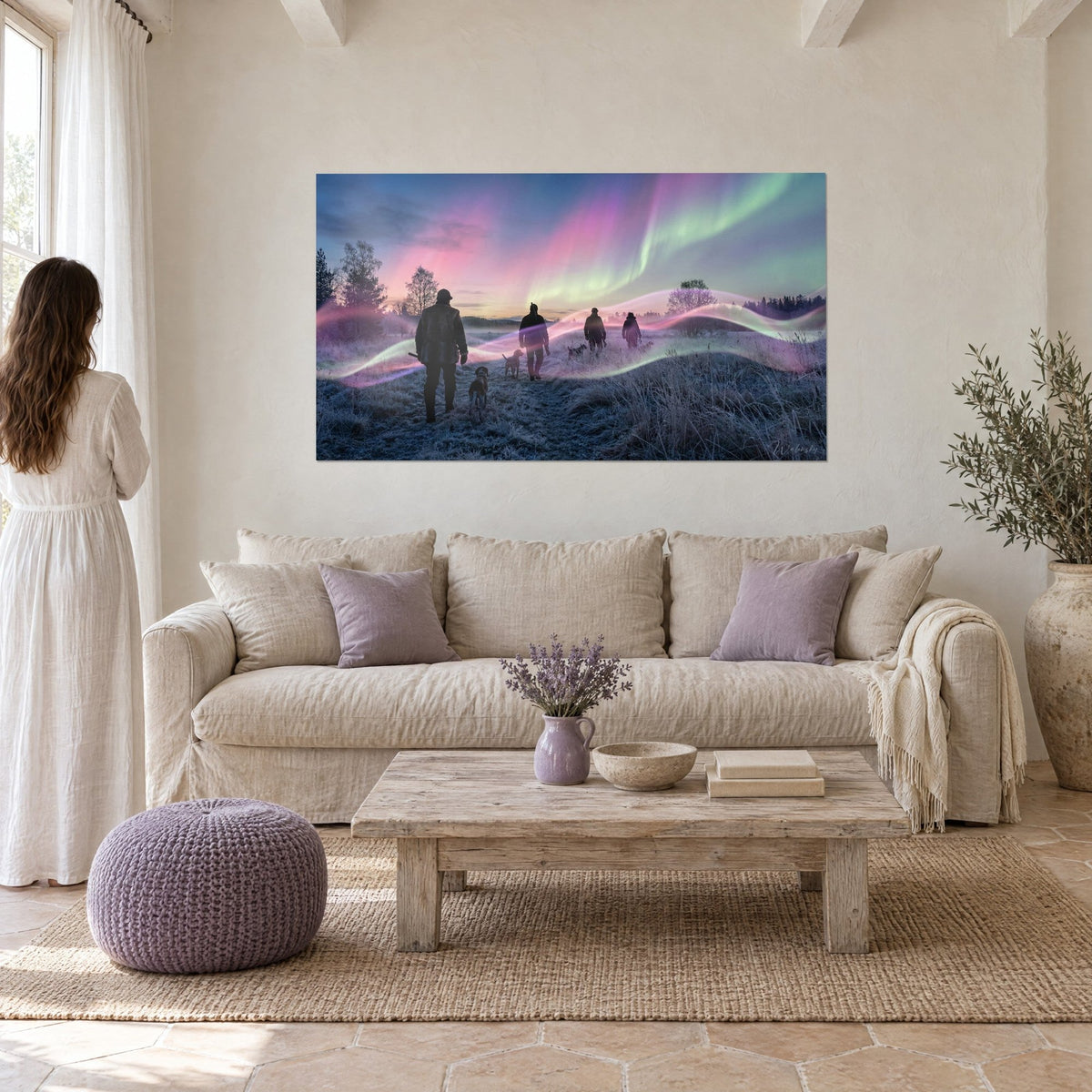 Quadro cacciatori e cani sotto aurore boreali rosa e verdi, erba ghiacciata, sopra un divano in un soggiorno luminoso
