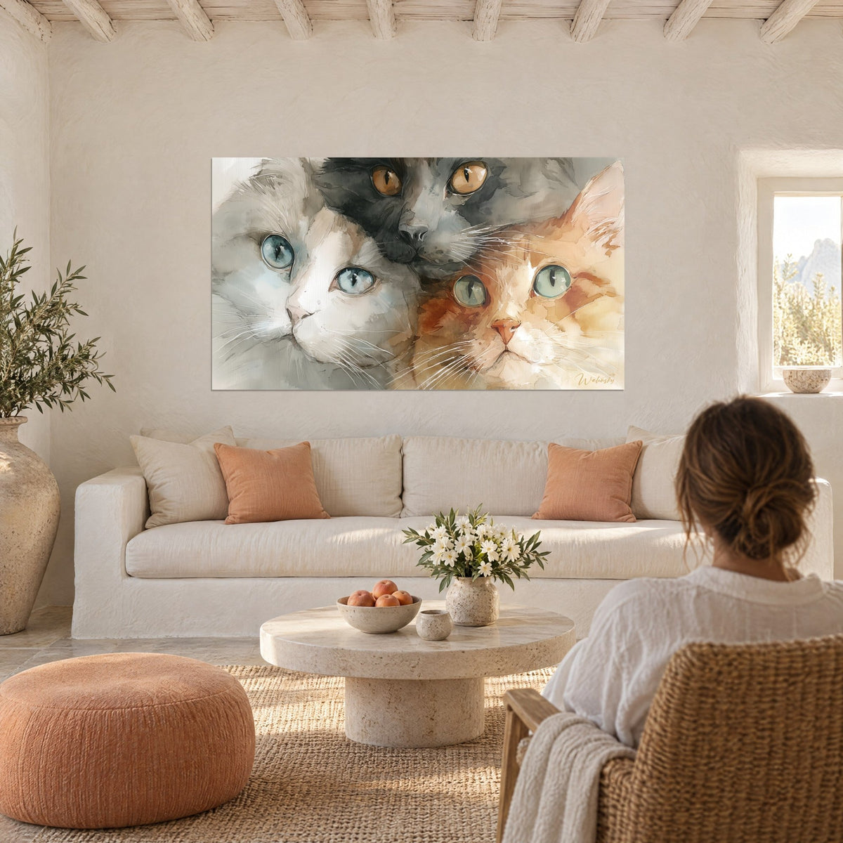 Cuadro trío de gatitos de ojos azules, ámbar y verdes, pelaje gris, negro y pelirrojo, encima de un sofá en un salón luminoso