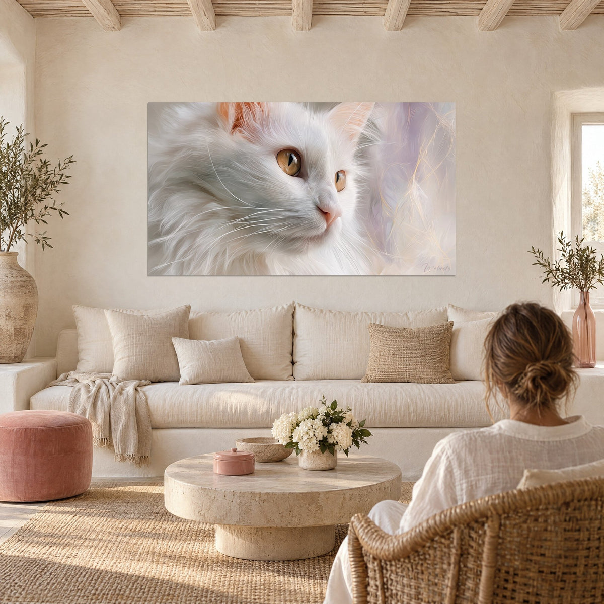 Tableau chat blanc aux yeux ambrés, pelage soyeux et fond lilas, au-dessus d'un canapé dans un salon lumineux