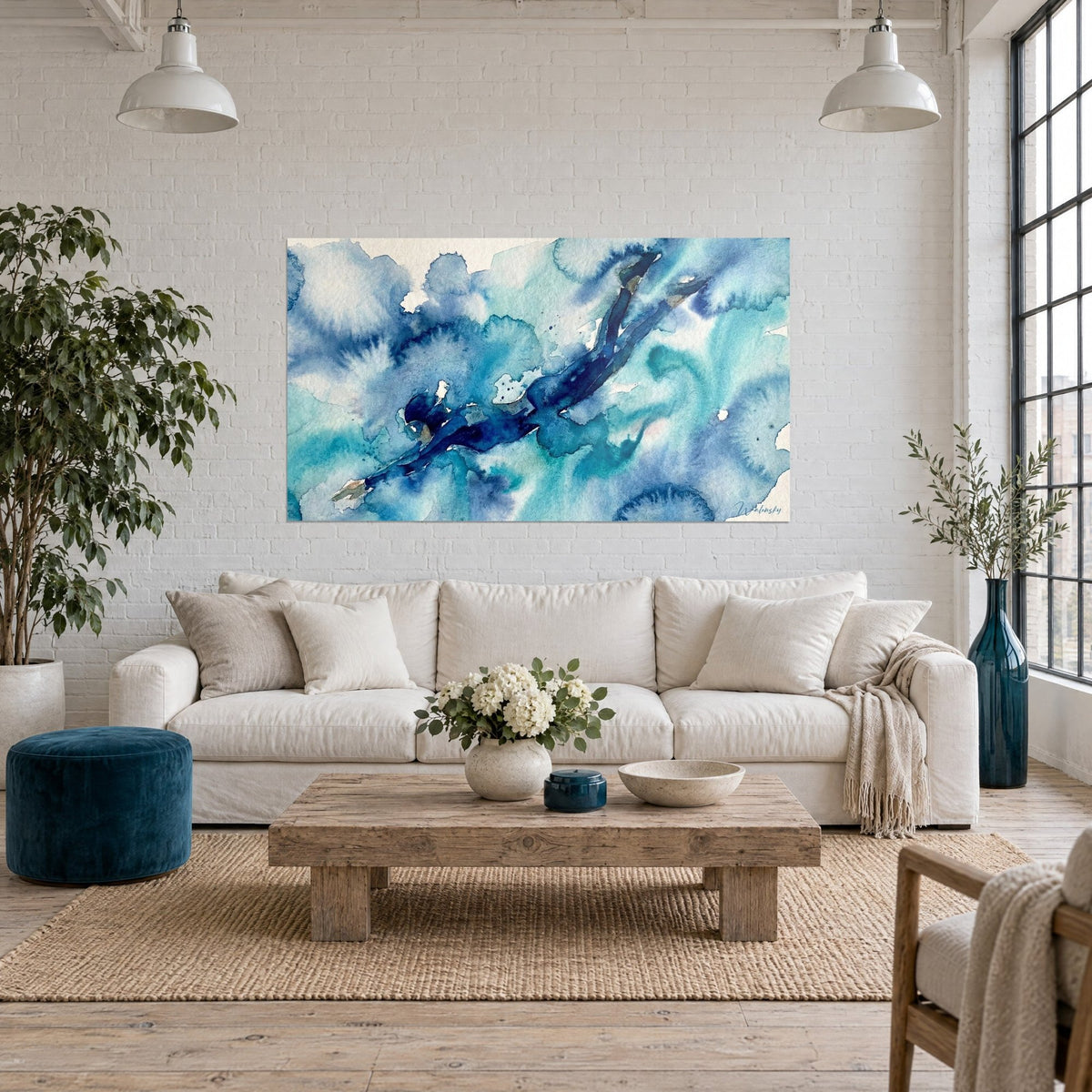 Tableau nageur sous-marin en plongée, silhouette indigo sur fond turquoise et blanc nacré, au-dessus d'un canapé dans un salon lumineux