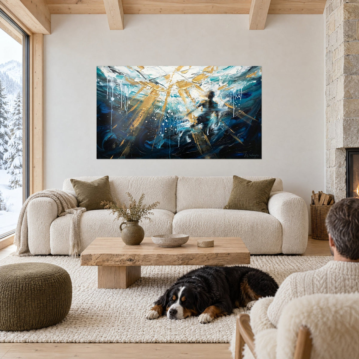 Gemälde eines verschwommenen Tauchers unter Wasser, goldene Lichtstrahlen auf nachtblauem und weißem Grund, schwarzer Hund liegt über einem Sofa in einem hellen Wohnzimmer