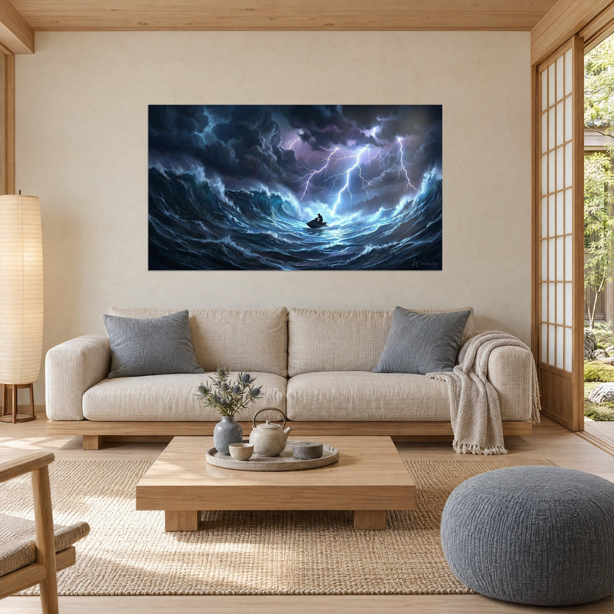 Tableau pilote de jet-ski face à une houle géante, éclairs blancs sur ciel violet et eaux bleu nuit, au-dessus d'un canapé dans un salon lumineux