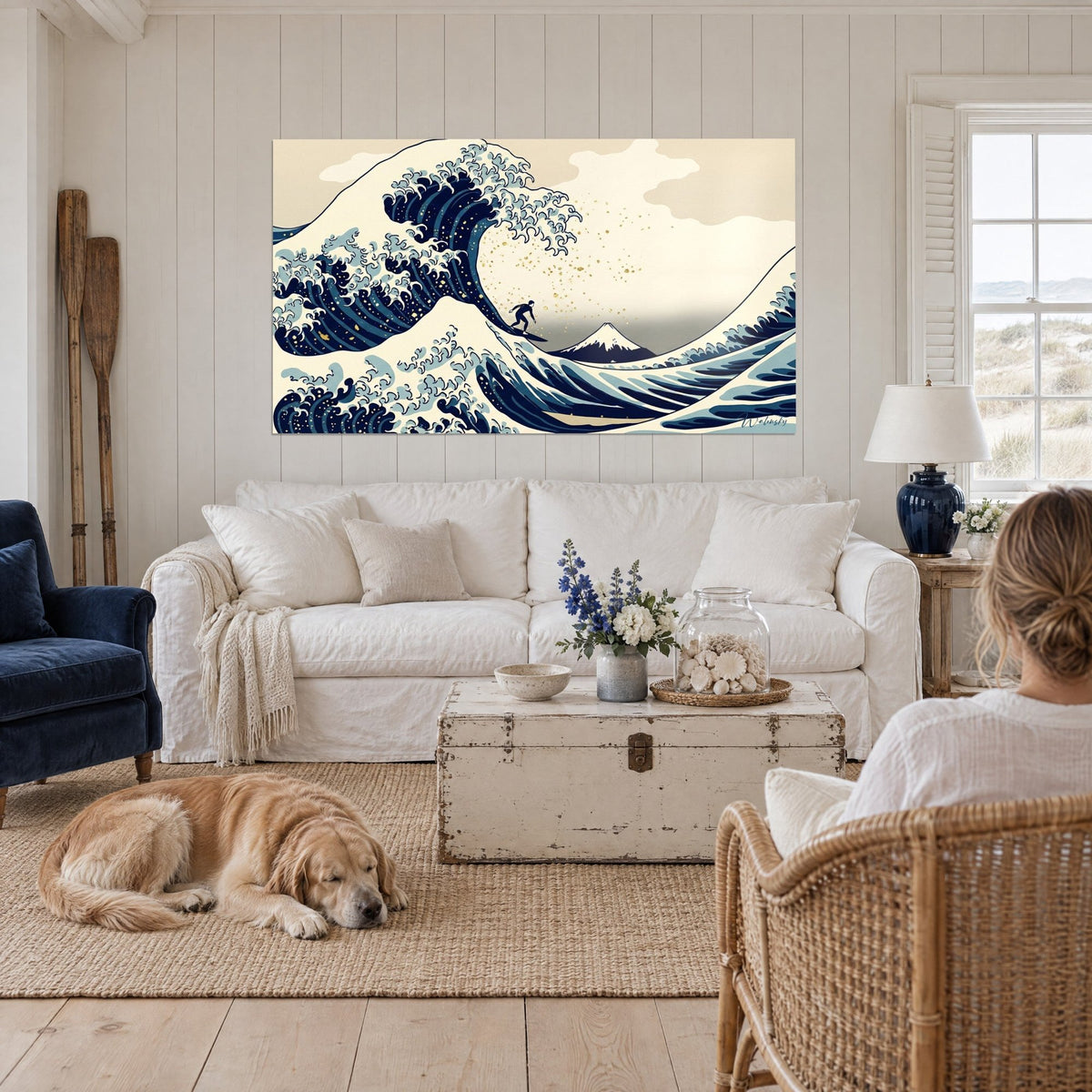 Gemälde große Welle in Nachtblau mit cremefarbenen Schaumkämmen, winziger Surfer unter dem Fuji, über einem Sofa in einem hellen Wohnzimmer