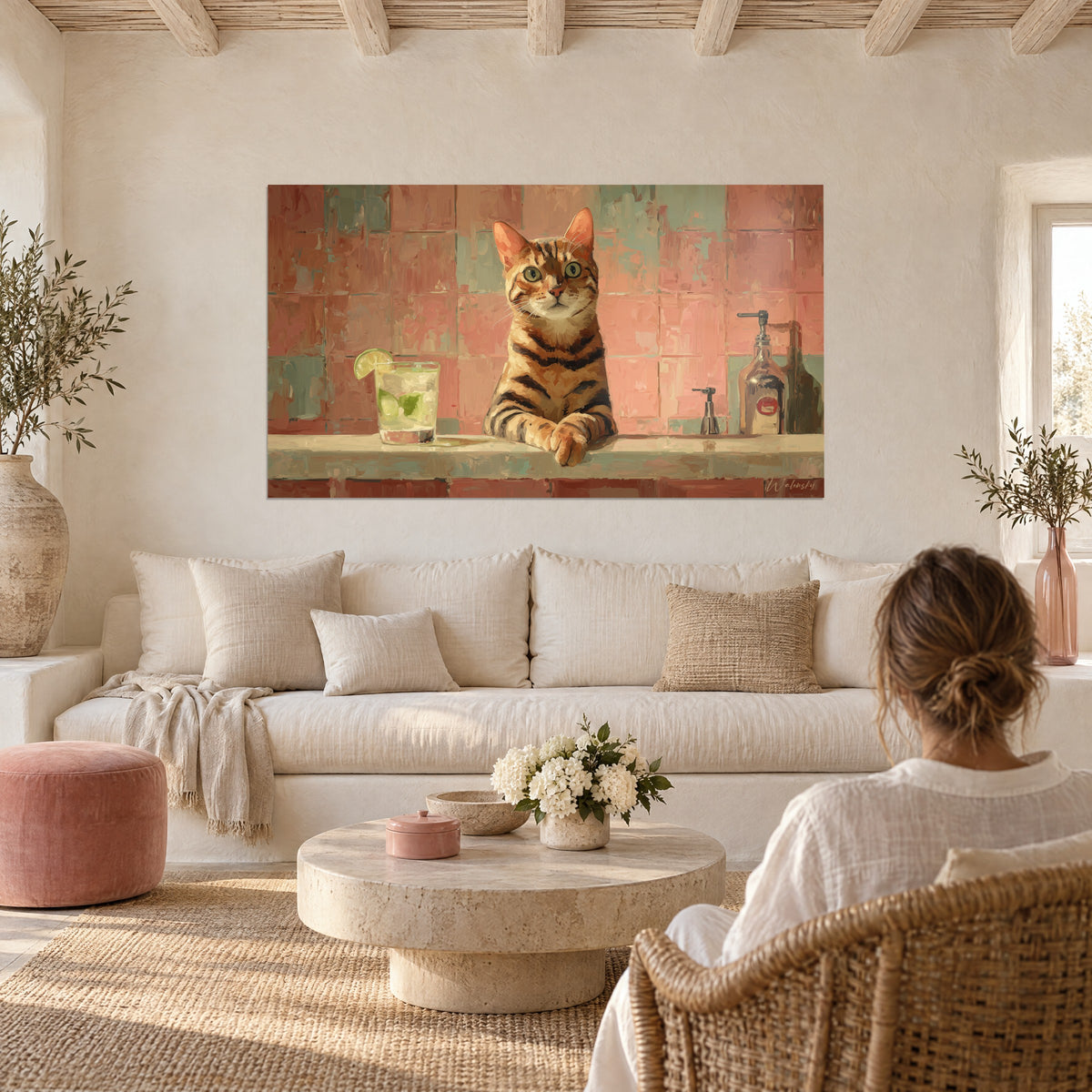 Πίνακας γάτα Toyger με αγκώνα σε πάγκο ροζ και φασκόμηλου, ποτήρι τζιν με λάιμ, πάνω από καναπέ σε φωτεινό σαλόνι