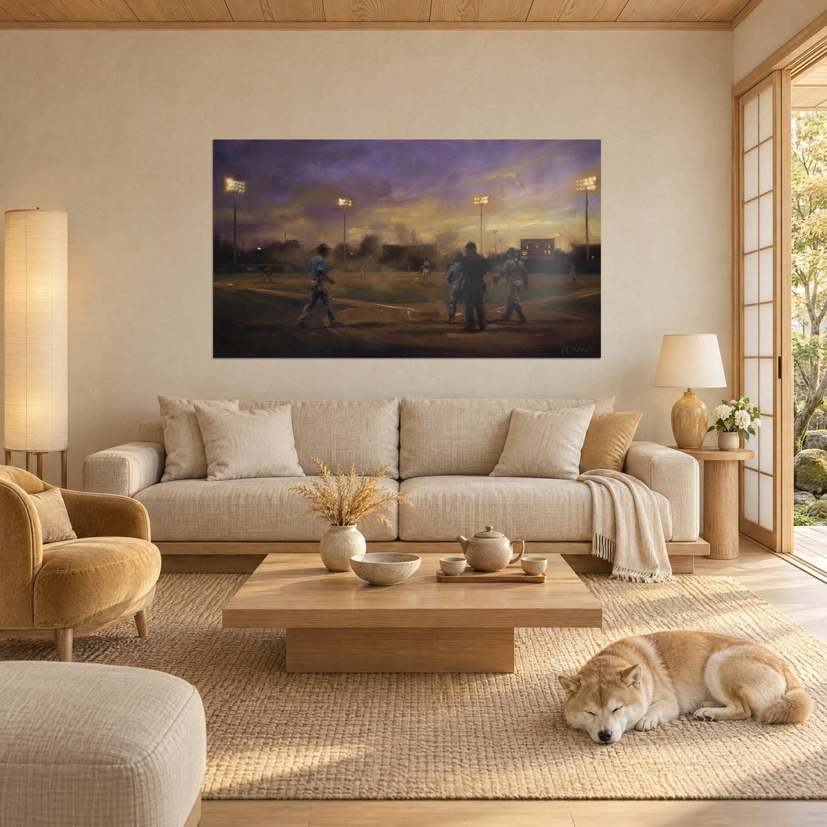 Gemälde Nachtspiel Baseball, violetter Himmel mit goldenen Lichtern, Spieler am Schlagmal, über einem Sofa in einem hellen Wohnzimmer