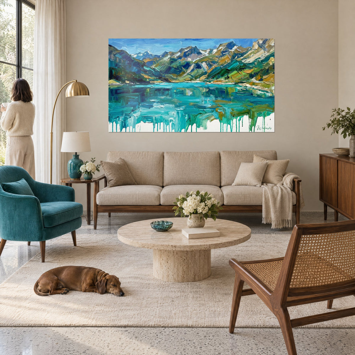 Tableau lac alpin aux reflets turquoise, montagnes ocre et vertes à la touche épaisse, coulures, au-dessus d'un canapé dans un salon lumineux