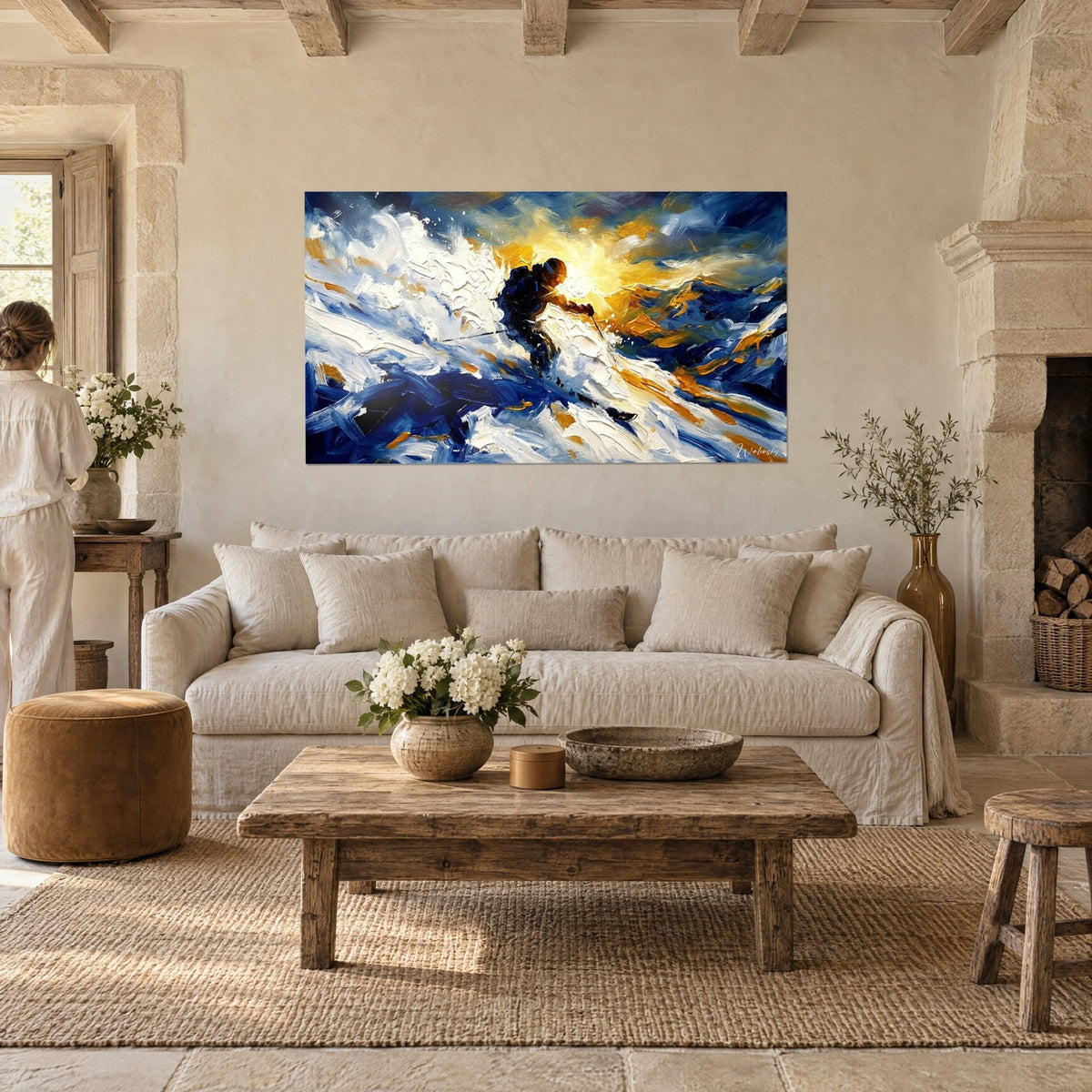 Gemälde eines Skifahrers in vollem Schwung durch weißen Pulverschnee, goldgelbe Sonne vor kobaltblauem Himmel, über einem Sofa in einem hellen Wohnzimmer