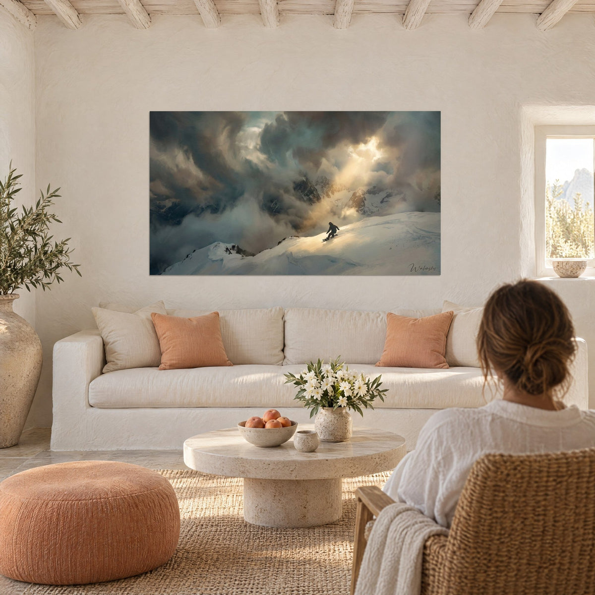 Gemälde eines Snowboarders, der über einen verschneiten Kamm gleitet, stürmische graue Wolken und goldener Lichtstrahl, über einem Sofa in einem hellen Wohnzimmer