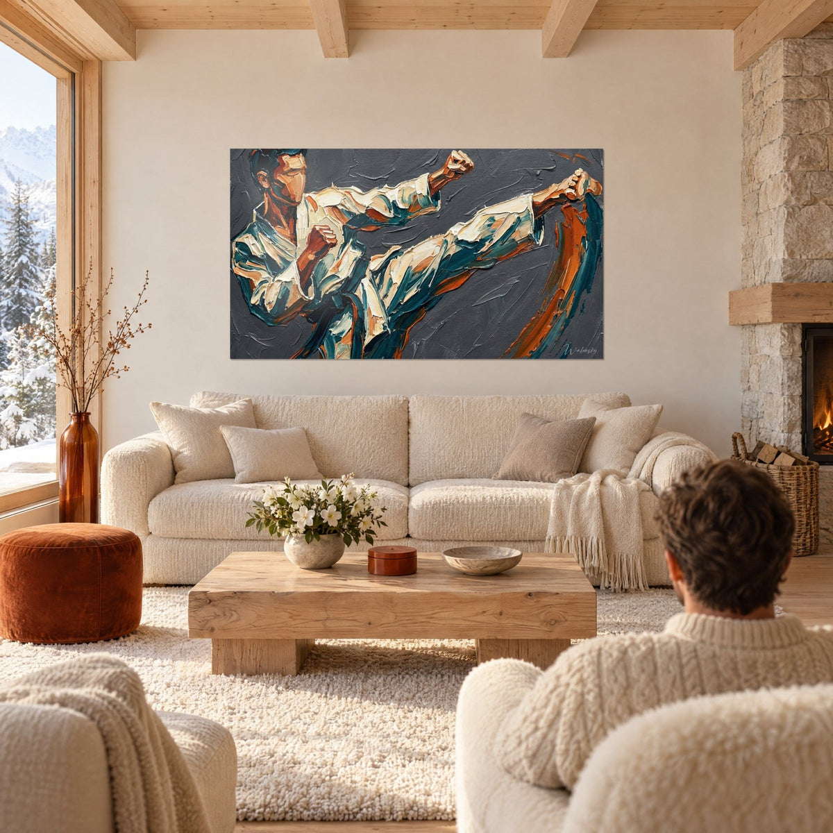 Tableau karatéka en kimono ivoire lançant un coup de pied, couteau pétri de bleu canard et cuivre, au-dessus d'un canapé dans un salon lumineux