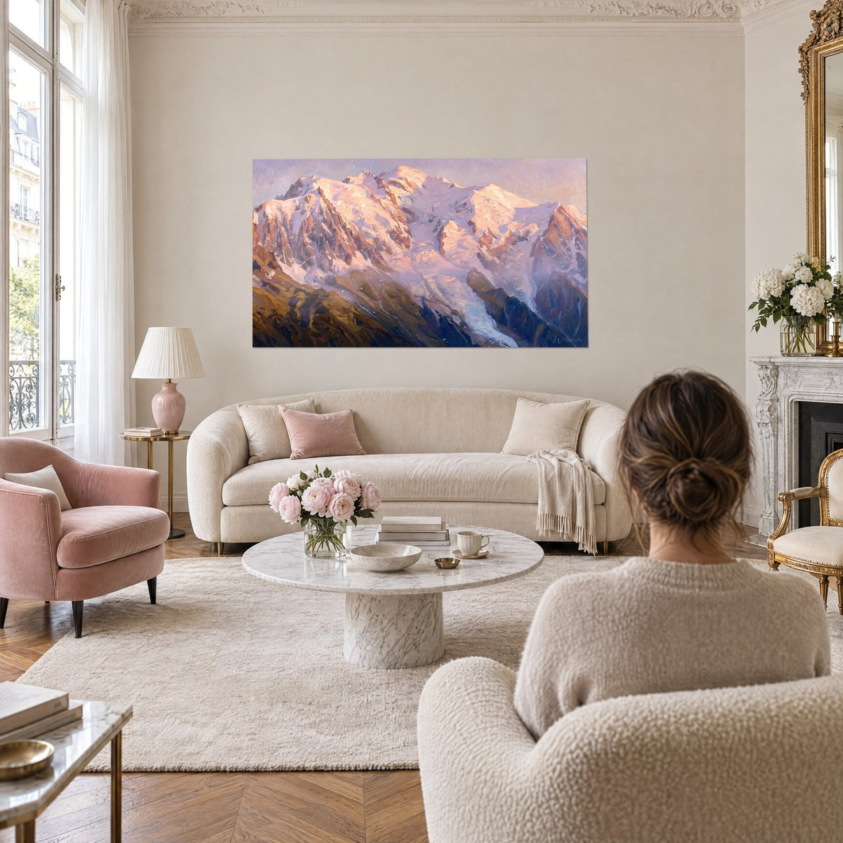 Schilderij massieve besneeuwde berg in roze en goud in de schemering, blauwachtige gletsjer op de helling, koppel van achteren, boven een bank in een lichte woonkamer