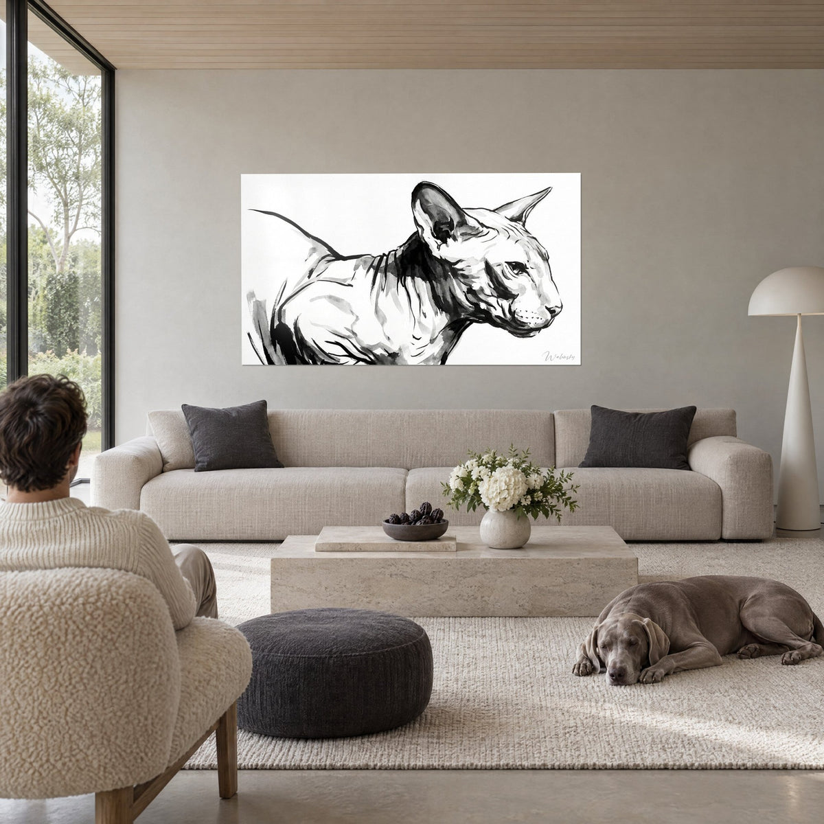 Tableau chat Peterbald en encre noire, oreilles dressées et peau plissée, dos au Weimaraner, au-dessus d'un canapé dans un salon lumineux