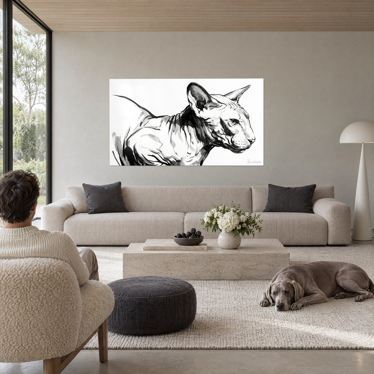 Schilderij Peterbald-kat in zwarte inkt, rechtopstaande oren en gerimpelde huid, met de rug naar de Weimaraner, boven een bank in een lichte woonkamer