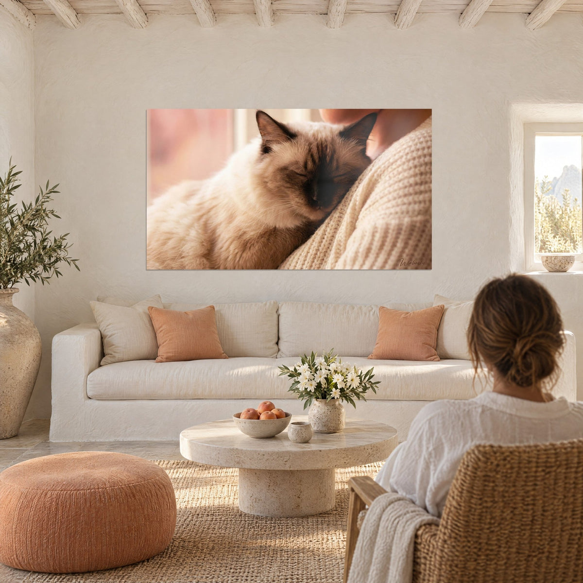 Tableau chat balinais endormi, museau brun, pelage crème sur pull ivoire, au-dessus d'un canapé dans un salon lumineux