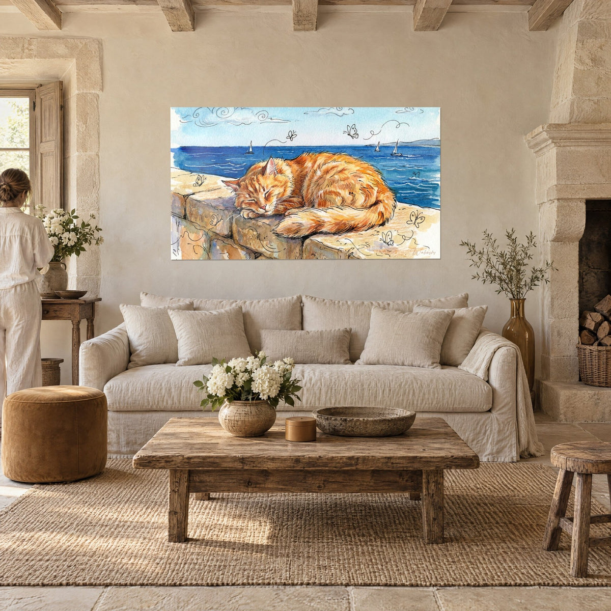 Schilderij Rode kat slaapt op een stenen muurtje, ultramarijnblauwe zee met witte zeilboten, boven een bank in een lichte woonkamer