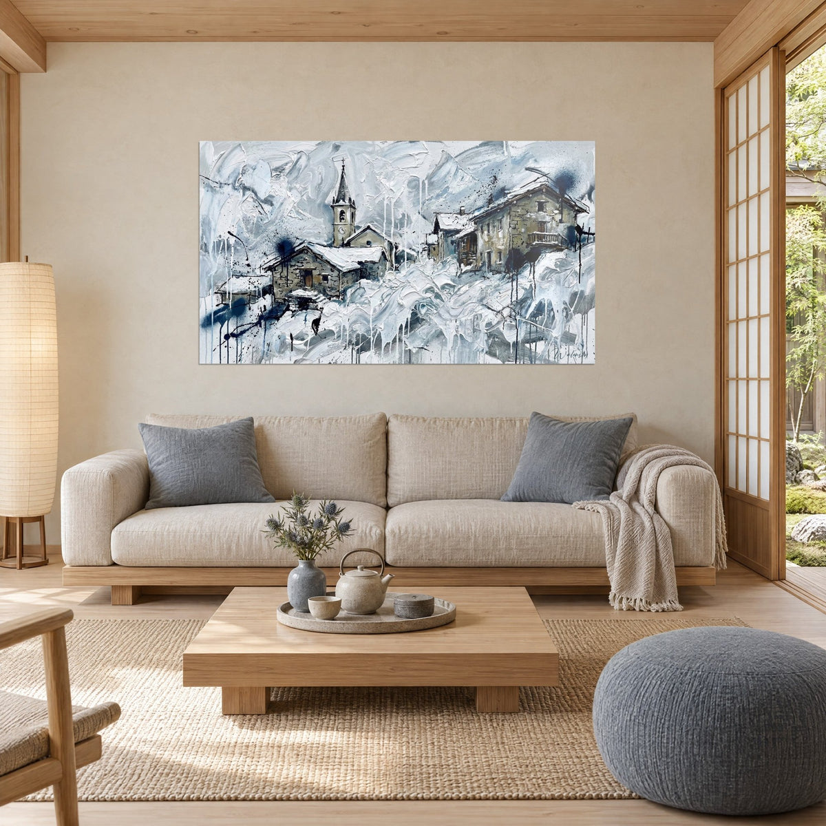 Gemälde Savoyer Kirchturm im Schnee, graue Steine und nachtblaue Spritzer, über einem Sofa in einem hellen Wohnzimmer