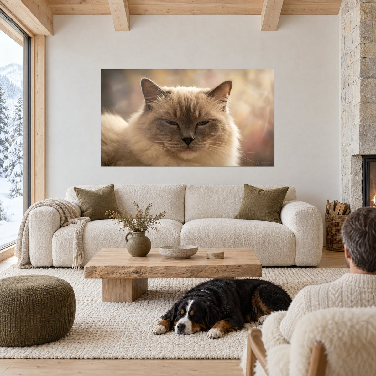 Schilderij Ragdoll-kat met halfgesloten oogleden, crèmekleurige vacht en taupebruine snuit, op een wazige gouden achtergrond, boven een bank in een lichte woonkamer