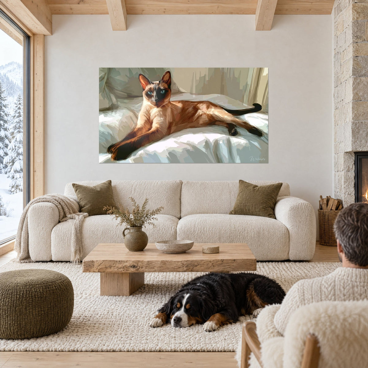 Quadro di un gatto Tonkinese disteso con occhi blu e pelo caramello su lenzuola bianche, con un cane, sopra un divano in un soggiorno luminoso