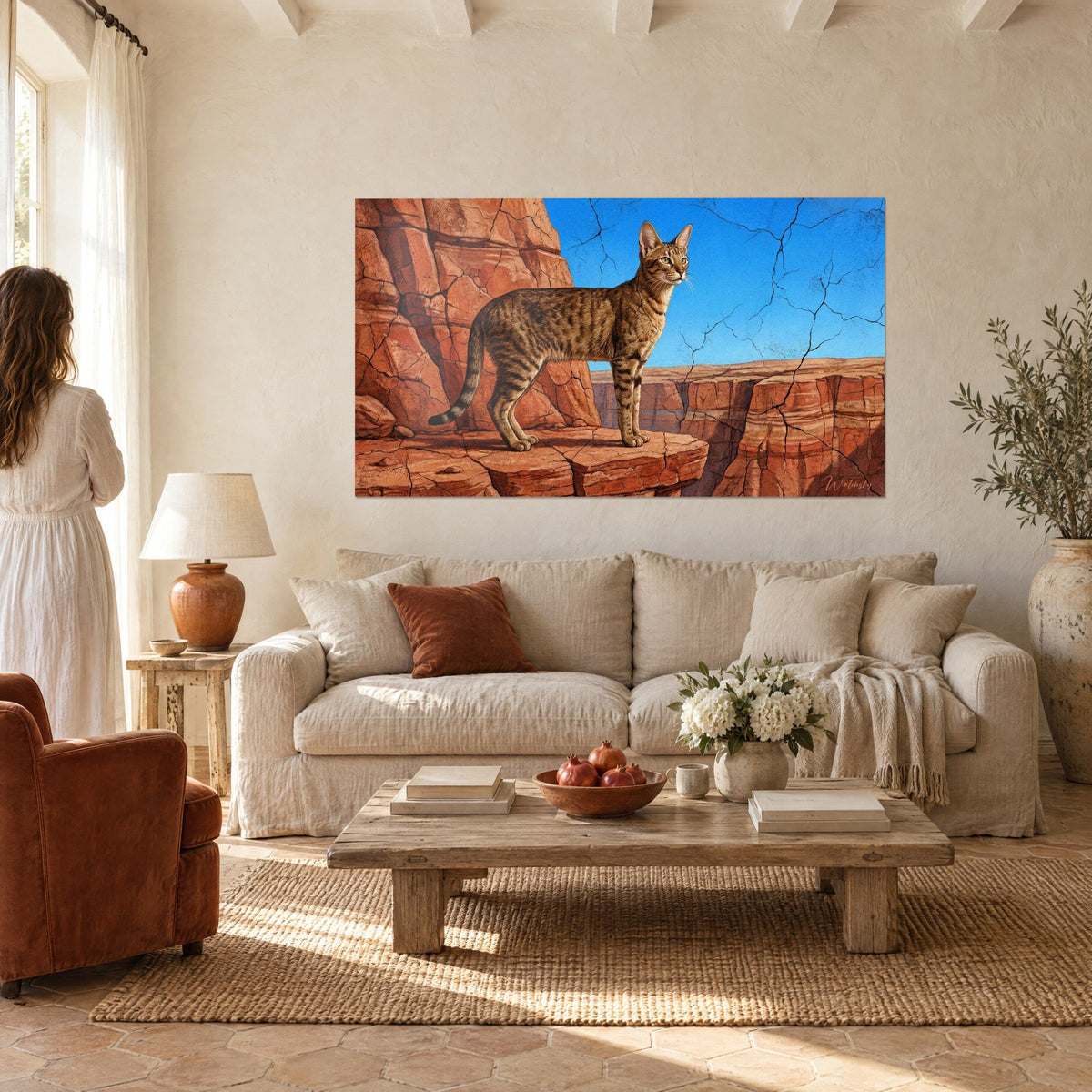 Cuadro gato Chausie atigrado erguido sobre un saliente de arenisca roja, cielo azul agrietado, encima de un sofá en un salón luminoso