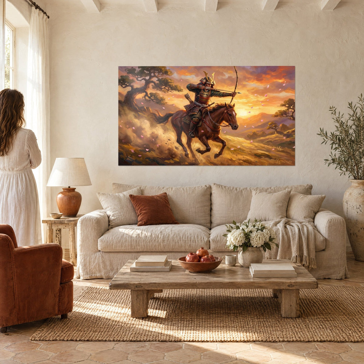 Quadro arciere samurai che tende il suo arco, armatura rossa e oro, cielo arancione, sopra un divano in un soggiorno luminoso