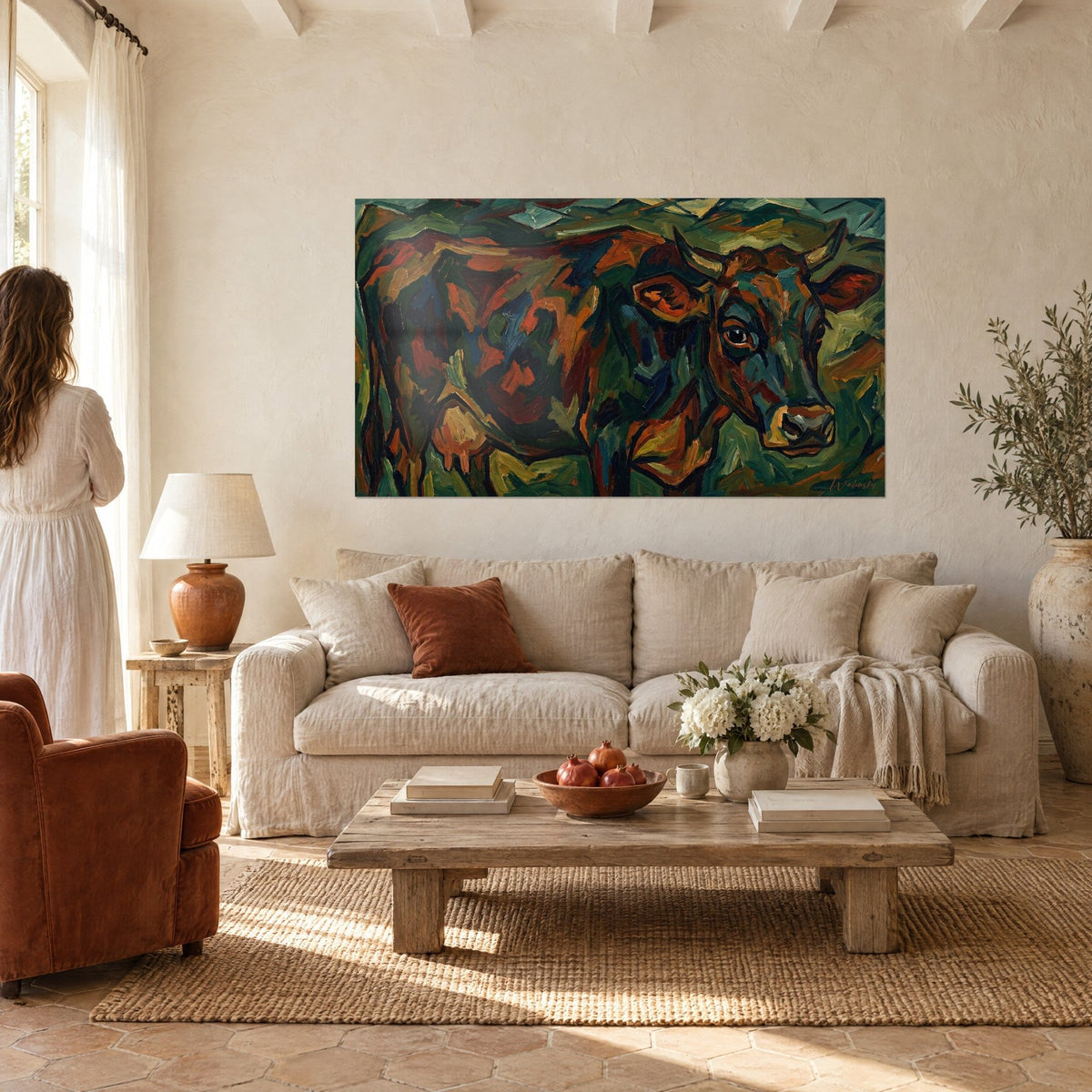 Gemälde einer expressionistischen Kuh mit rotbraunem und tannengrünem Fell, dicke Pinselstriche, über einem Sofa in einem hellen Wohnzimmer