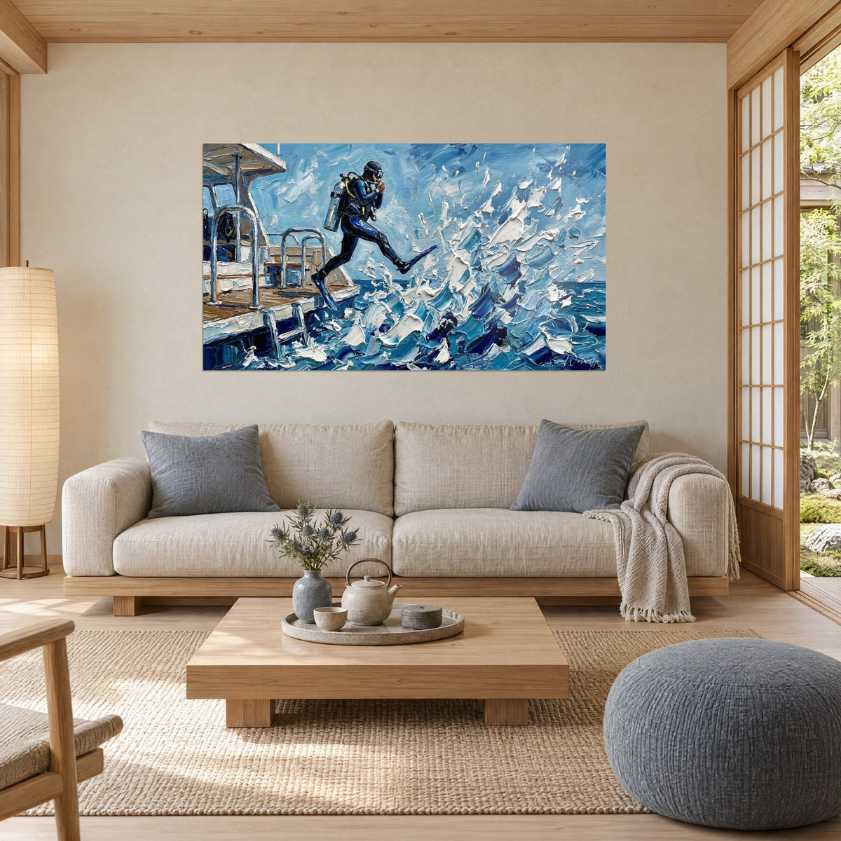 Tableau plongeur en combinaison bleue bondissant du yacht, écume blanche épaisse au couteau, au-dessus d'un canapé dans un salon lumineux