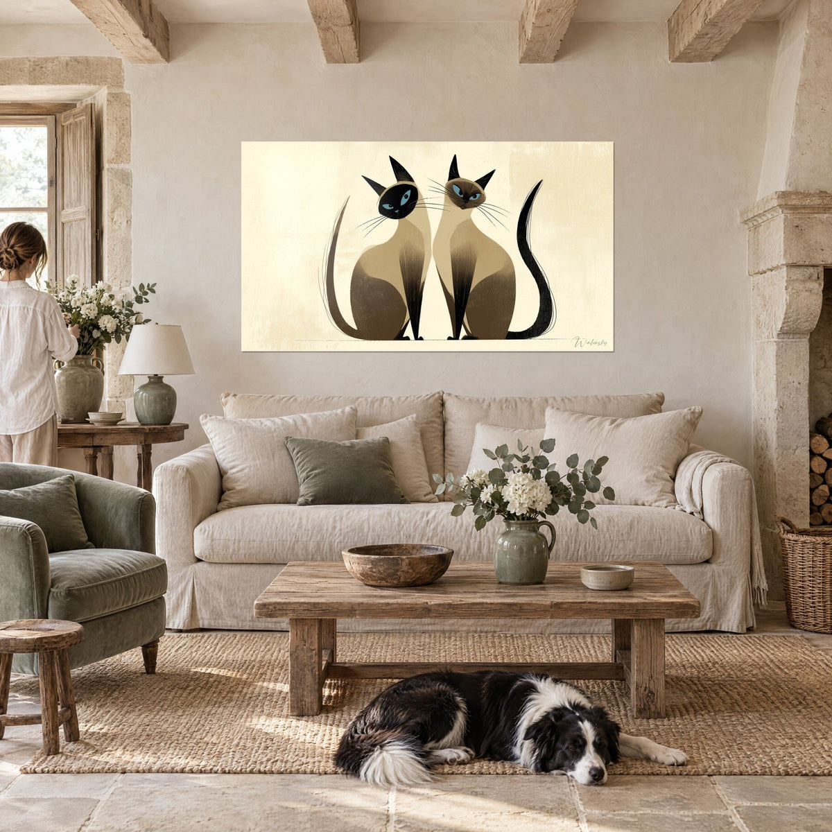 Gemälde zwei Siamkatzen nebeneinander sitzend, braune Schnauzen und blaue Augen, cremefarbener Hintergrund, über einem Sofa in einem hellen Wohnzimmer