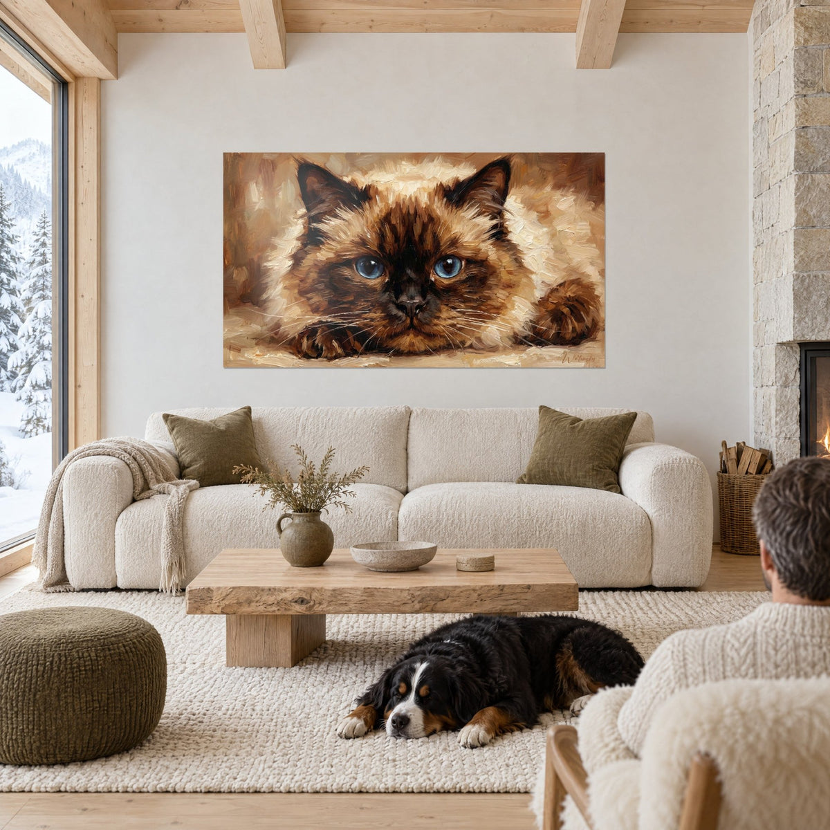 Gemälde Himalaya-Katze mit blauen Augen, Fell in Karamell und Schokoladenbraun, im hellen Wohnzimmer aufgehängt, zwei Personen von hinten über einem Sofa im lichtdurchfluteten Salon