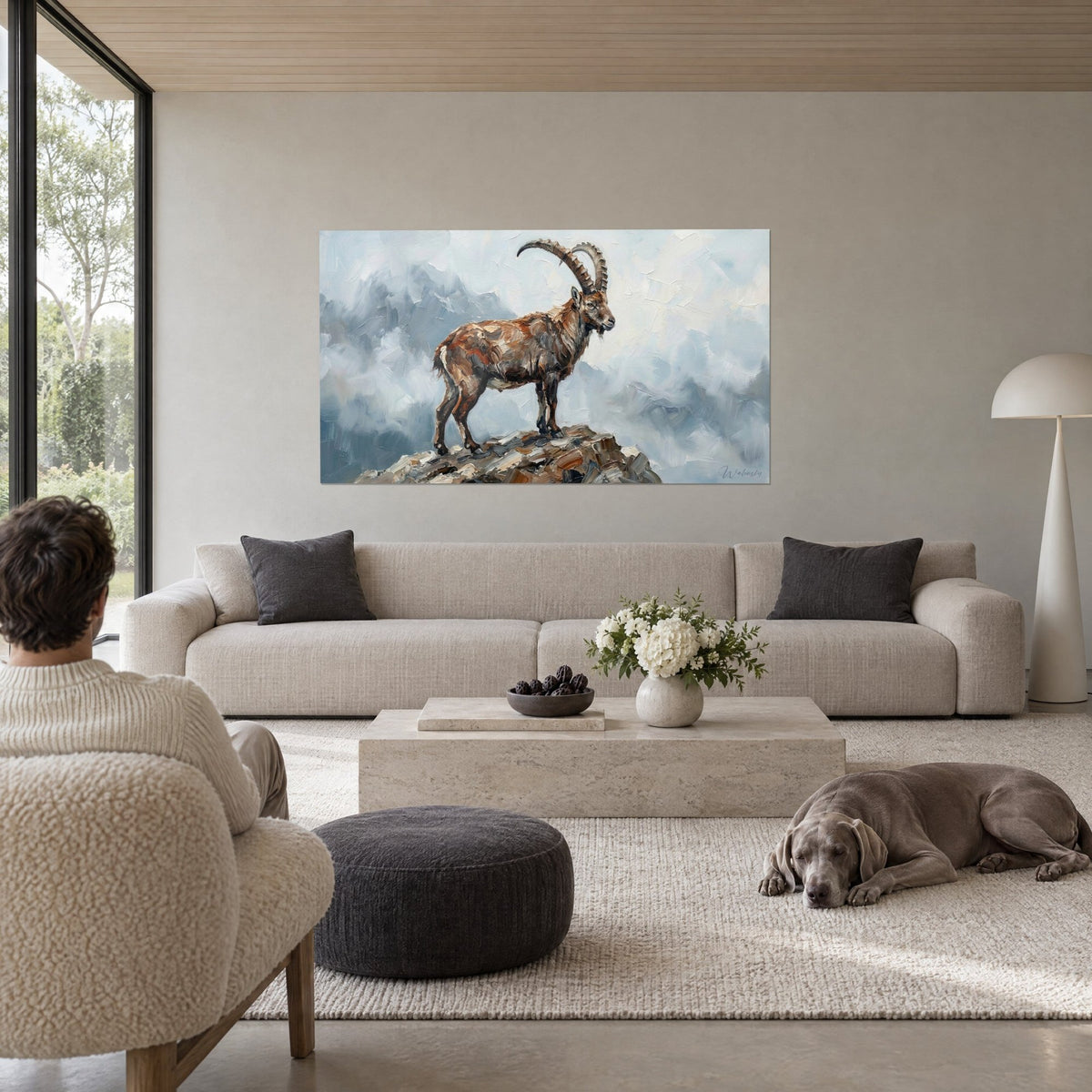 Gemälde Steinbock mit langen, geringelten Hörnern, rotbraunes und braunes Fell vor blaugrauem Himmel, über einem Sofa in einem hellen Wohnzimmer