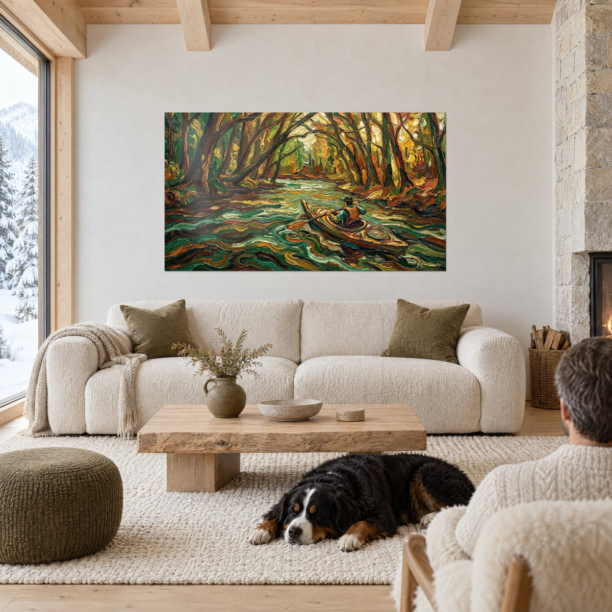 Gemälde eines Kajakfahrers in orangefarbener Weste auf einem smaragdgrünen Fluss, ockerfarbenes Baumgewölbe, schwarzer Hund liegend, über einem Sofa in einem hellen Wohnzimmer