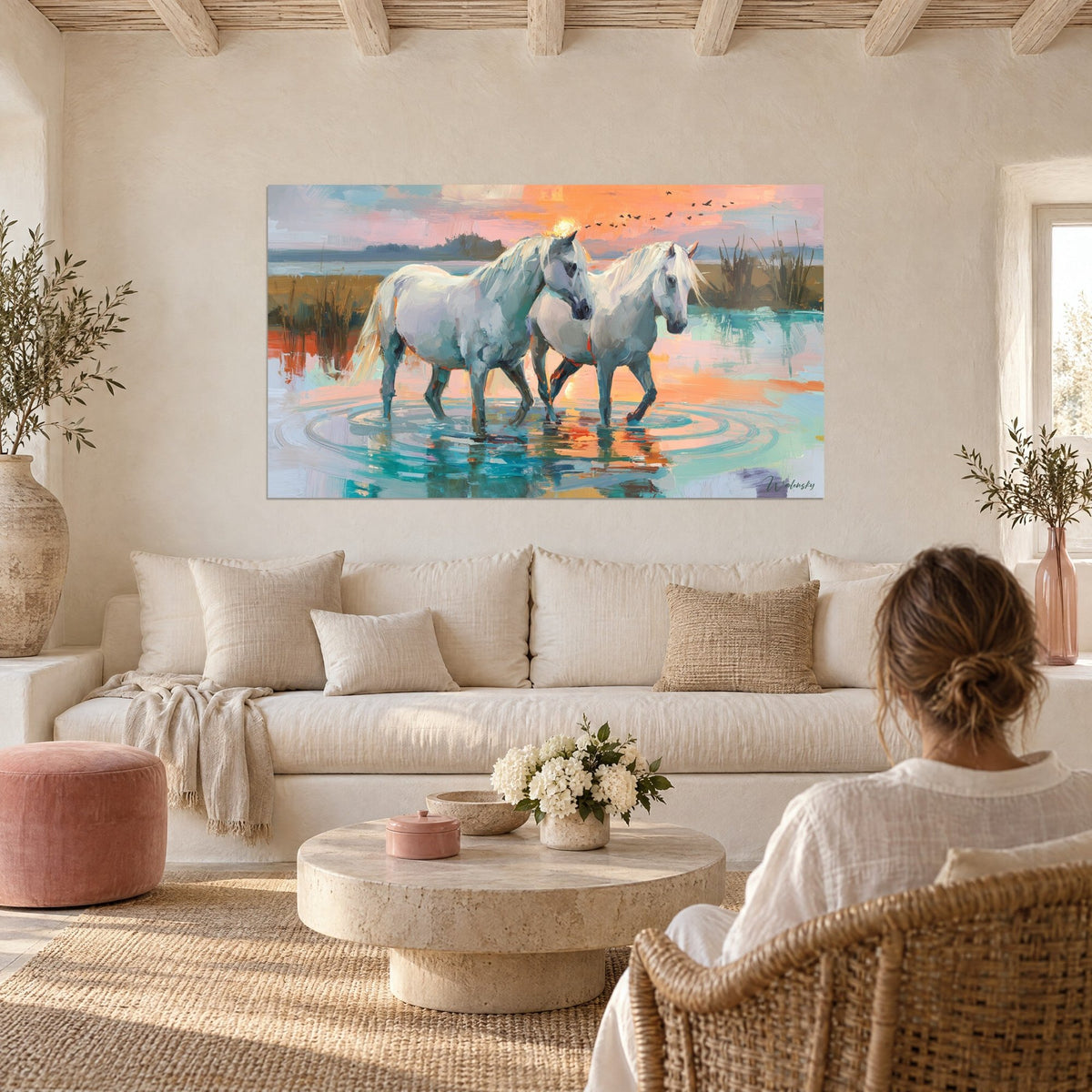 Gemälde zwei weiße Pferde, die in einem rosa und türkisfarbenen Teich waten, orangefarbener Himmel, über einem Sofa in einem hellen Wohnzimmer