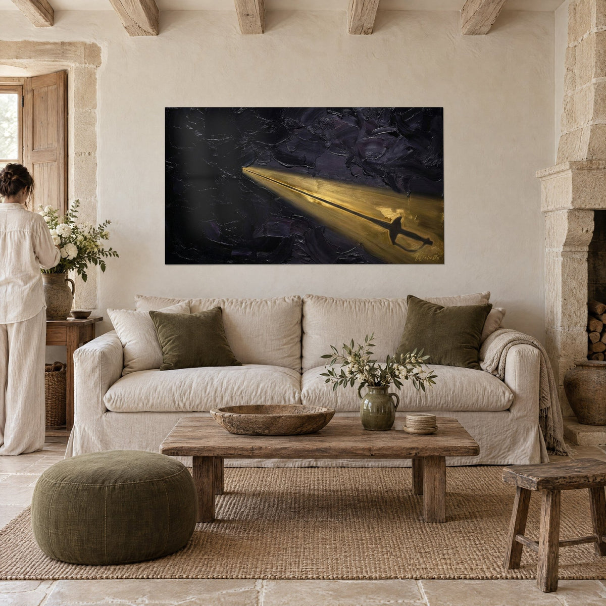 Cuadro espada dorada surgiendo de un haz de luz dorada sobre fondo negro violeta, vista de espaldas, encima de un sofá en un salón luminoso