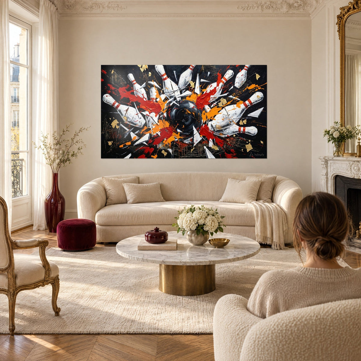 Quadro birilli bianchi esplosi da una palla nera, schizzi rossi e arancioni, sopra un divano in un soggiorno luminoso