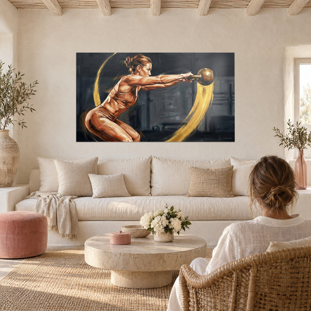 Tableau athlète féminine projetant un kettlebell, peau cuivrée et arc doré sur fond gris, au-dessus d'un canapé dans un salon lumineux