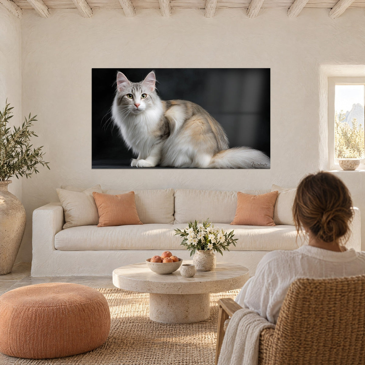 Tableau chat Angora au pelage blanc et beige, regard vert, fond noir, au-dessus d'un canapé dans un salon lumineux
