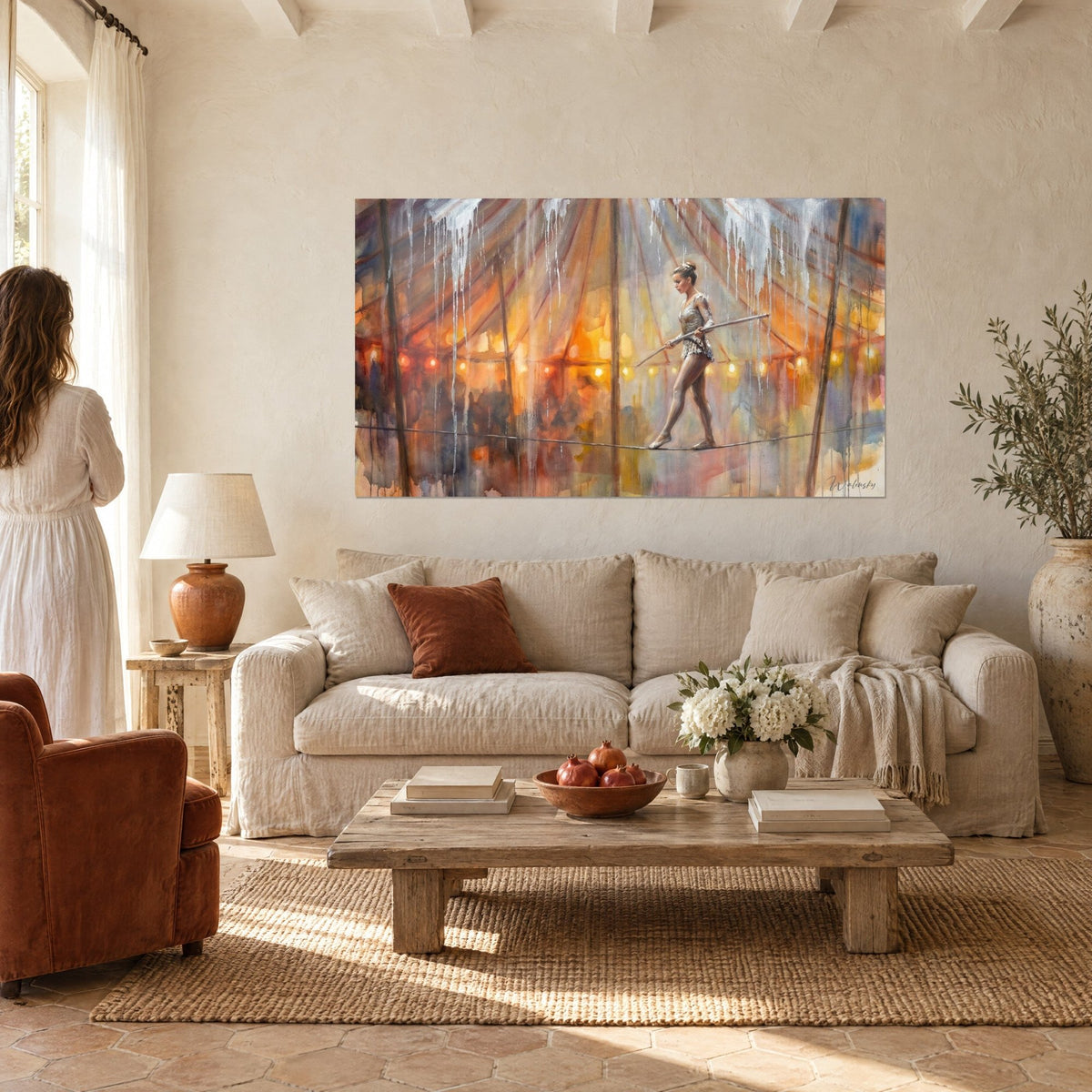 Tableau funambule en justaucorps argenté marchant sur son fil, chapiteau orange et ambre, au-dessus d'un canapé dans un salon lumineux